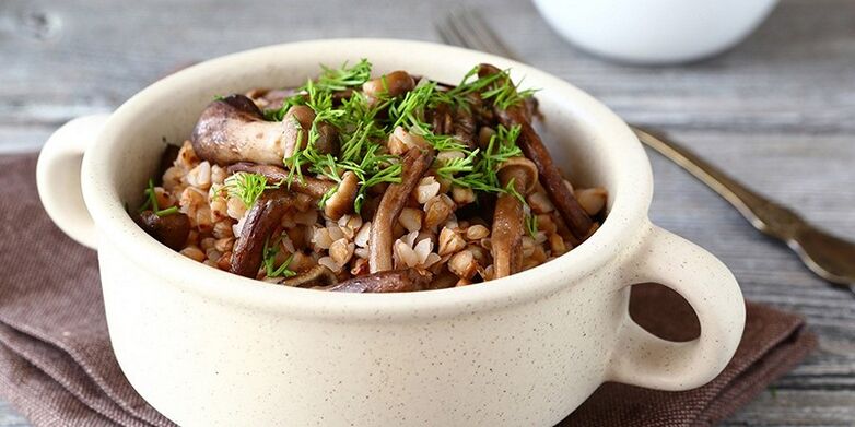Gachas de trigo sarraceno con champiñones y almuerzo saludable y nutritivo