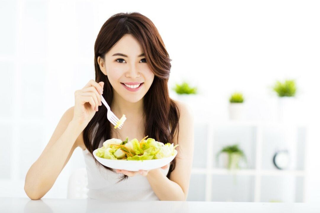 Mujer japonesa comiendo ensalada